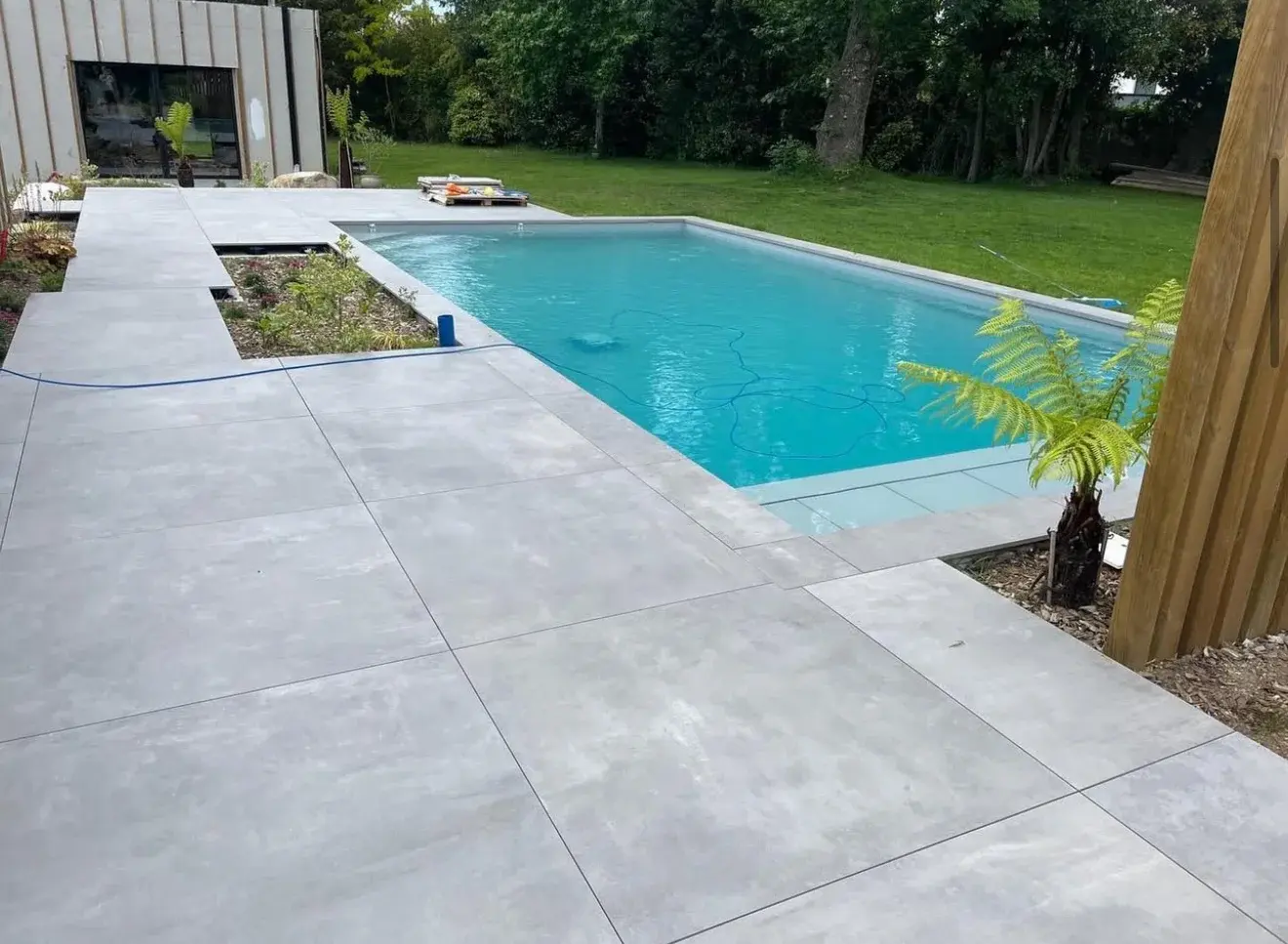 Terrasse au bord de la piscine